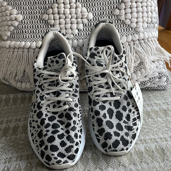 adidas Shoes - *NEW* Women’s sz8 Adidas animal print swift run sneakers